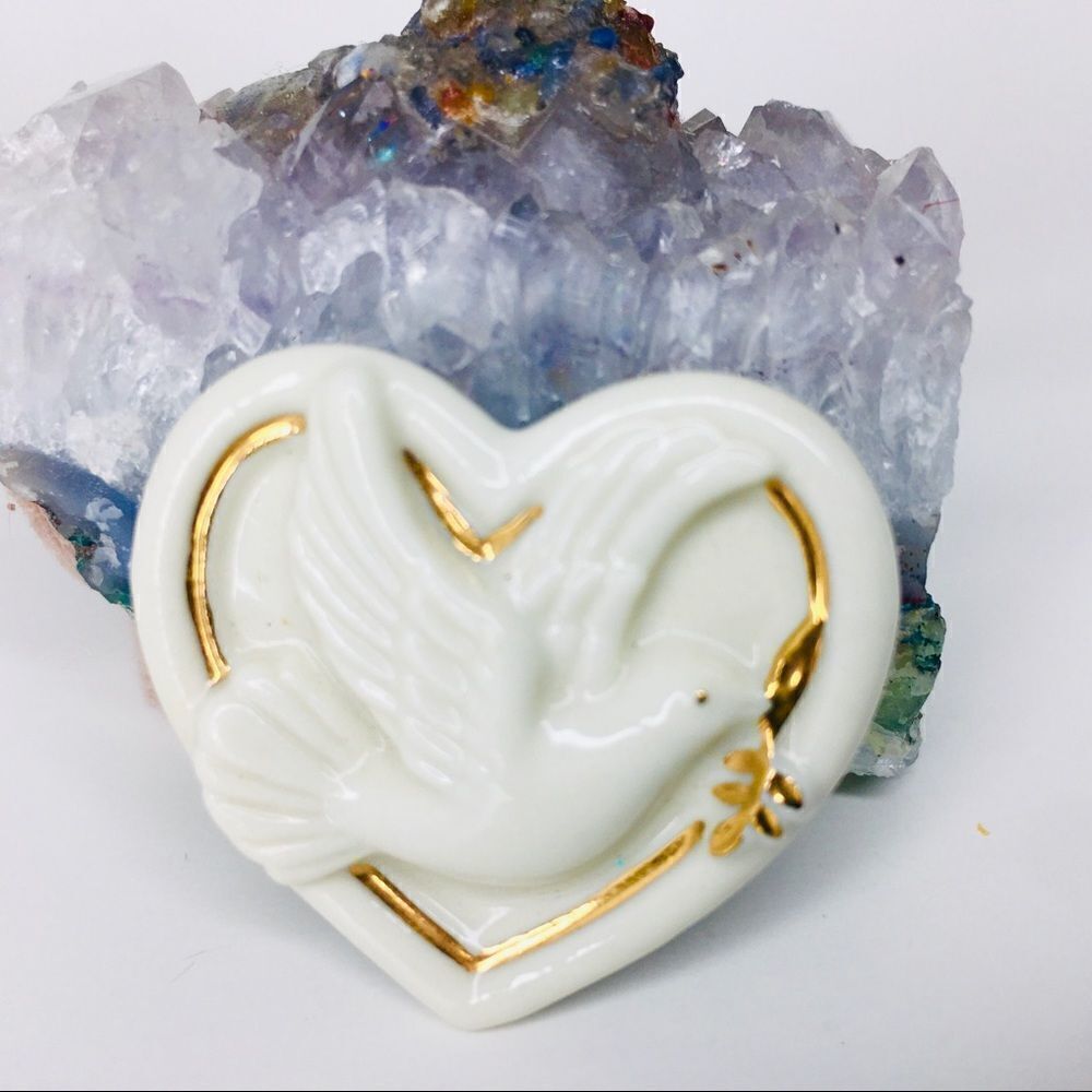 Lenox Vintage Signed Heart Dove Bird Gold Peace Pin Brooch Gold ivory 4007